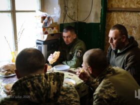 чоловіки, кімната, стол, їжа