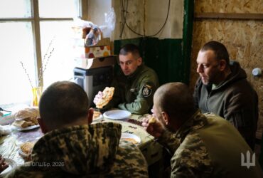 чоловіки, кімната, стол, їжа