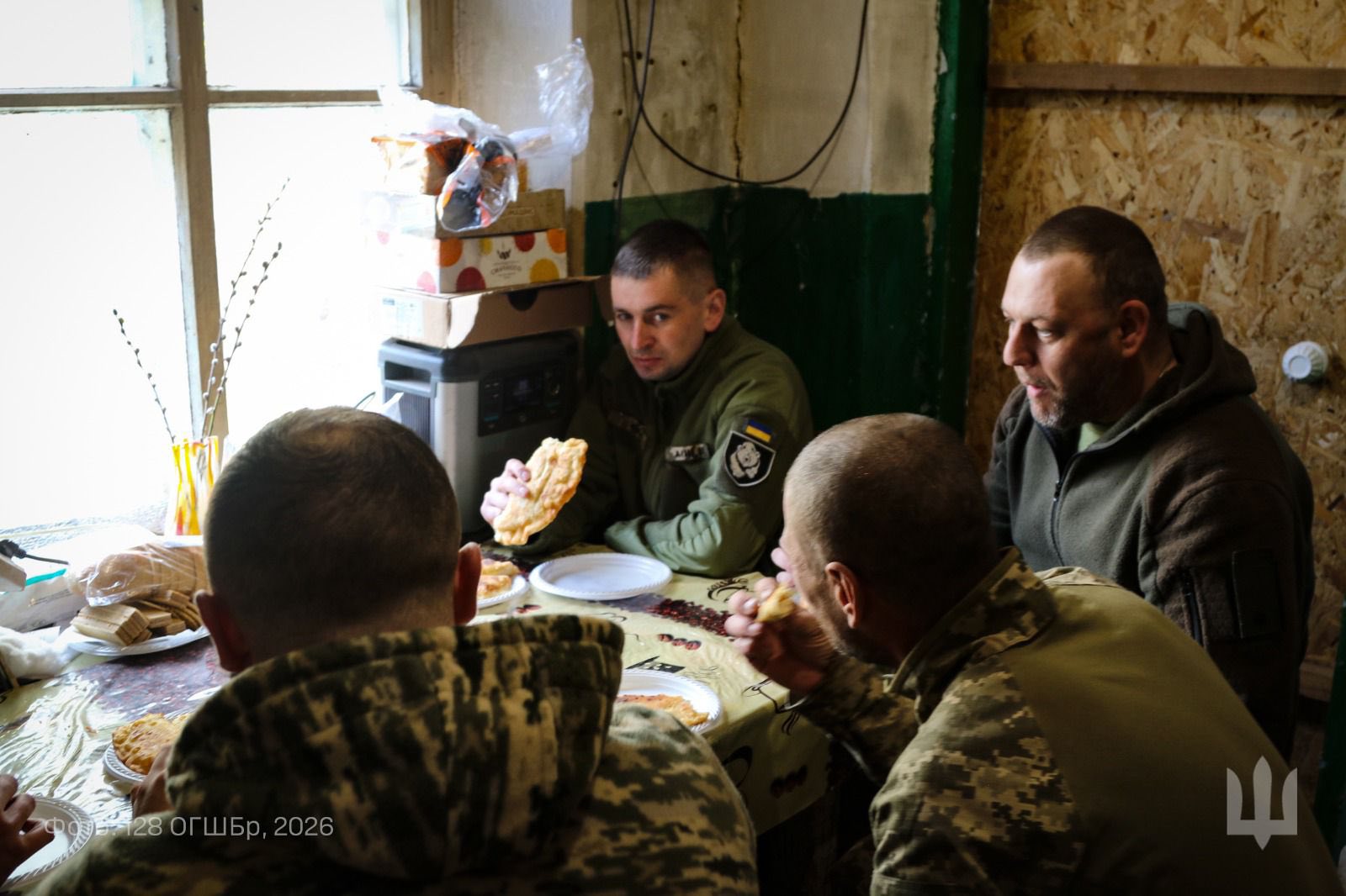 чоловіки, кімната, стол, їжа