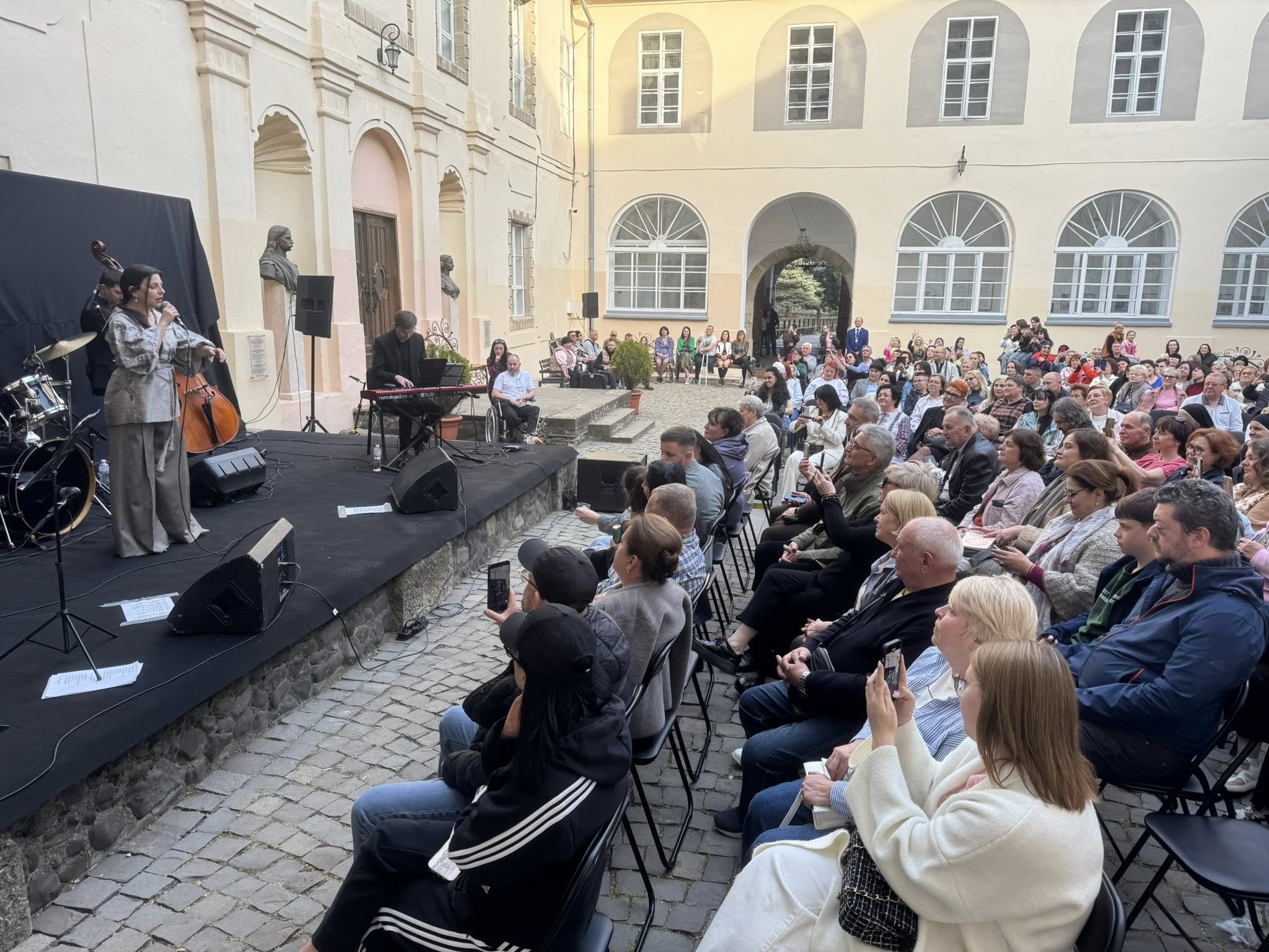 люди, сцена, подія