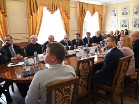 зал, люди, стол, вікна