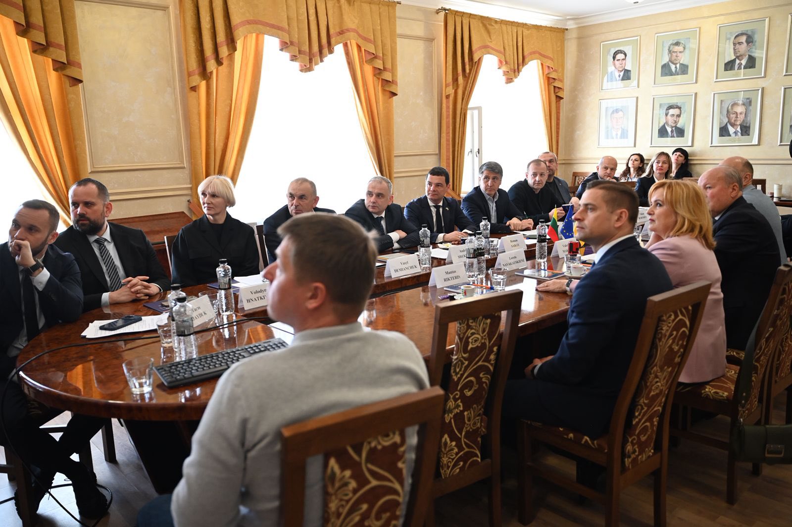 зал, люди, стол, вікна