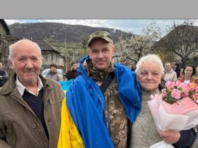 люди, вулиця, квіти, прапор