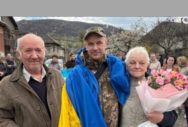 люди, вулиця, квіти, прапор