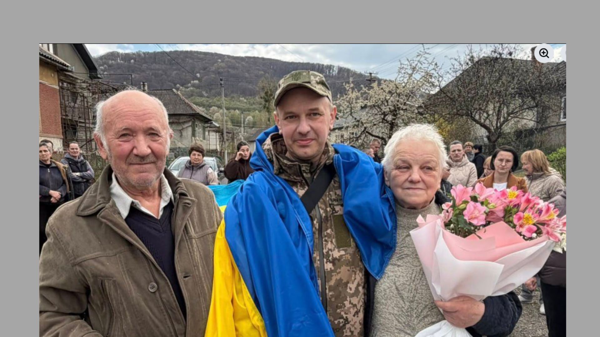 люди, вулиця, квіти, прапор