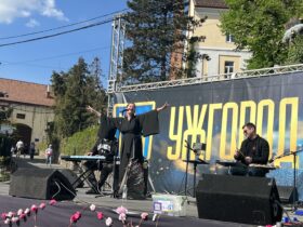 люди, сцена, вулиця, музичны ынструменти, квыти, дерева