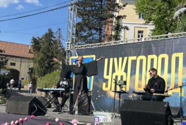 люди, сцена, вулиця, музичны ынструменти, квыти, дерева