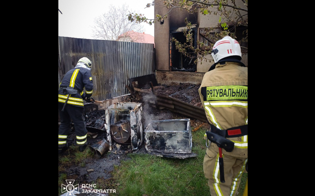 будинок, пожежники, двір