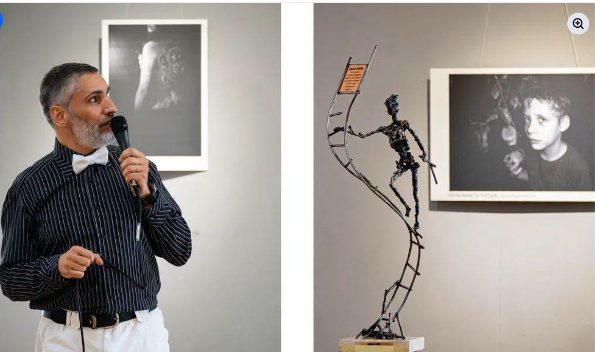 чоловік, стіна, картини