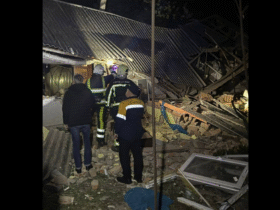 ніч, будинок, руїни, люди