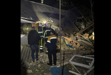 ніч, будинок, руїни, люди