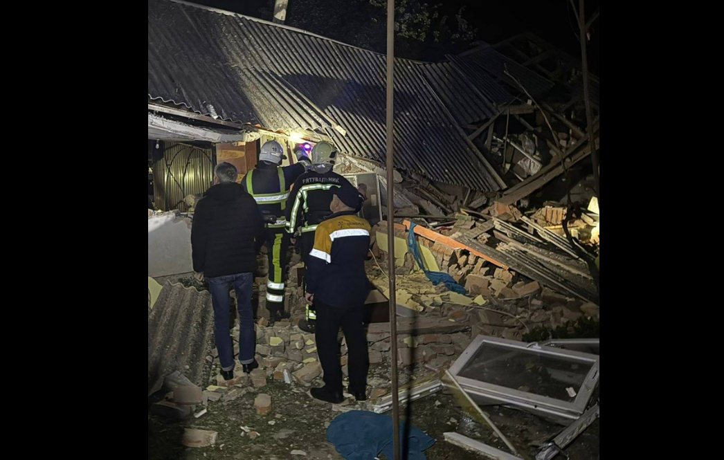 ніч, будинок, руїни, люди