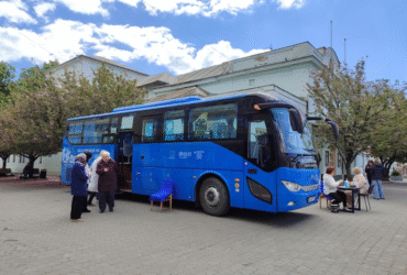 автобус, люди, будинок, дерева, небо