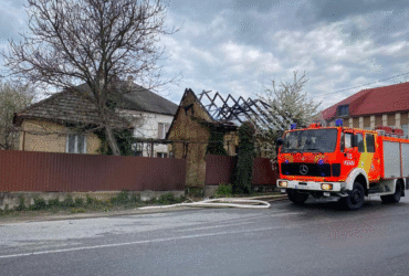 вулиця, будинки, пожежна машина