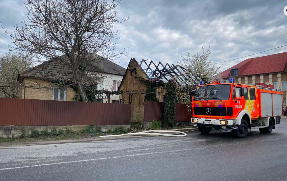 вулиця, будинки, пожежна машина