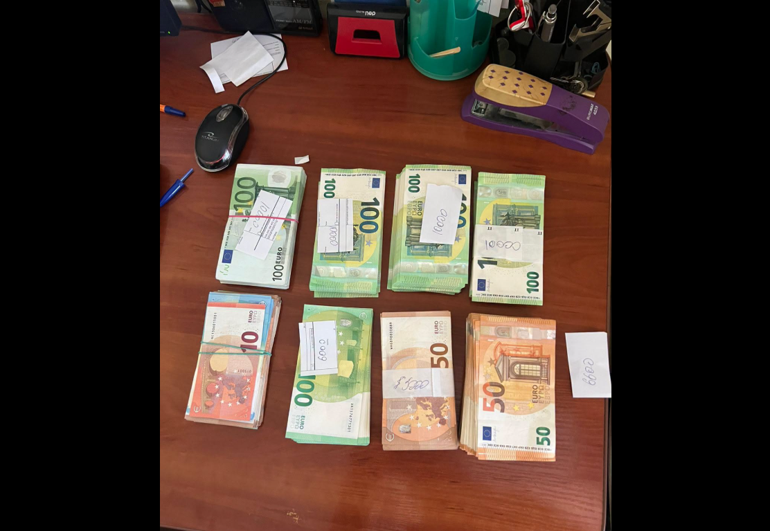 гроші, стіл