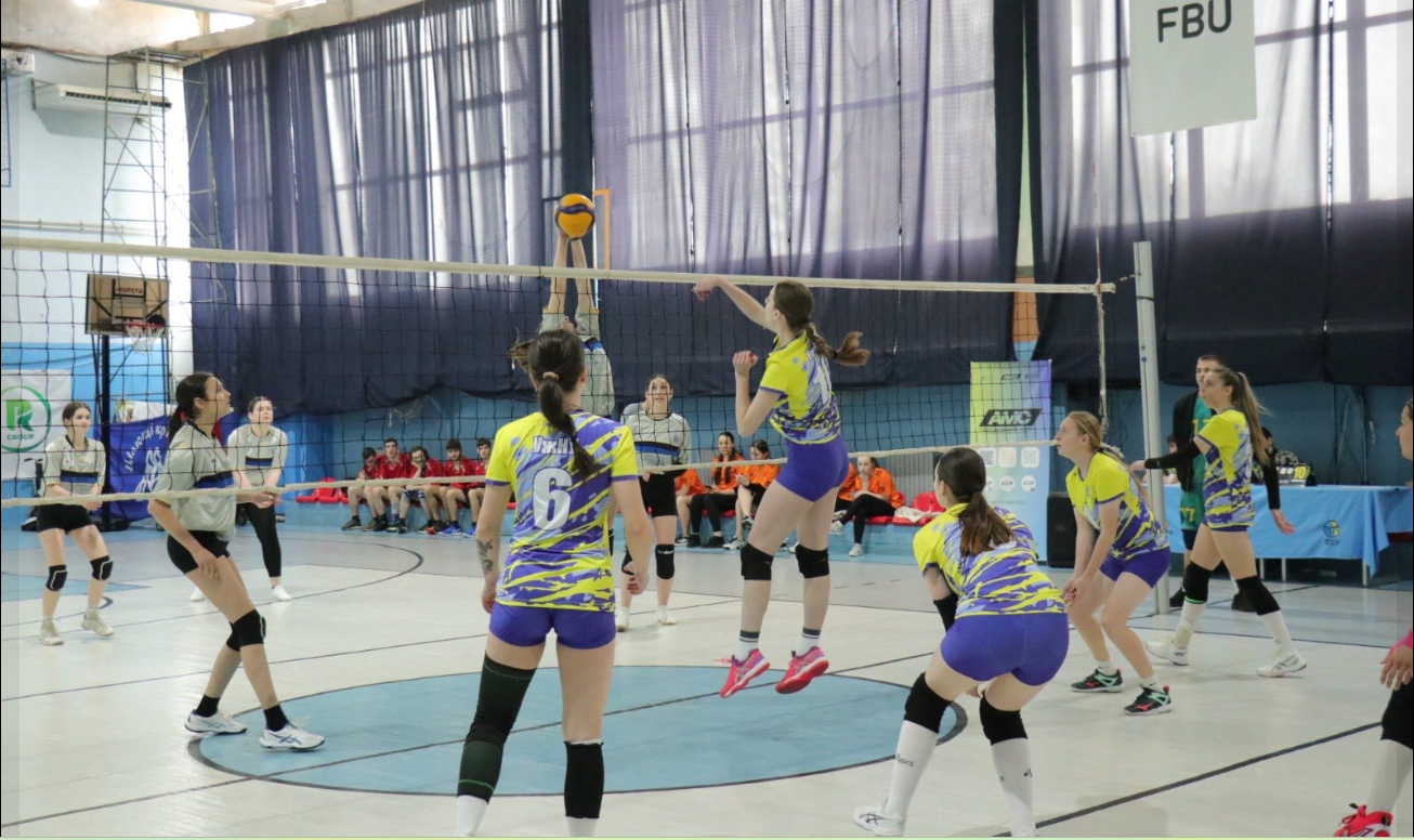 дівчата, спортсмени, зал