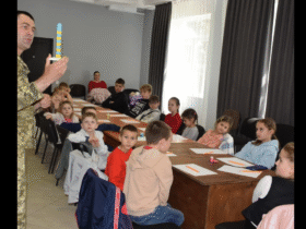 діти, стол, малюнки, кабінет