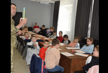 діти, стол, малюнки, кабінет