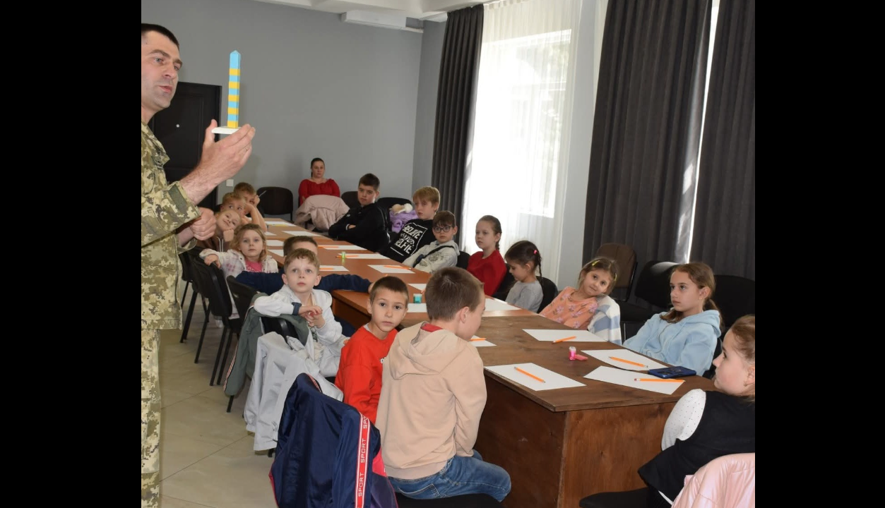 діти, стол, малюнки, кабінет