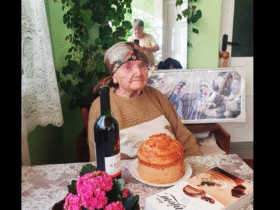 жінка, вино, паска, квіти, кімната