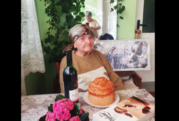 жінка, вино, паска, квіти, кімната