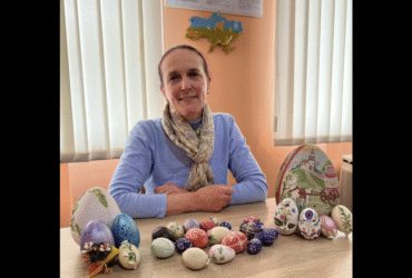 жінка, кімната, стіл, писанки