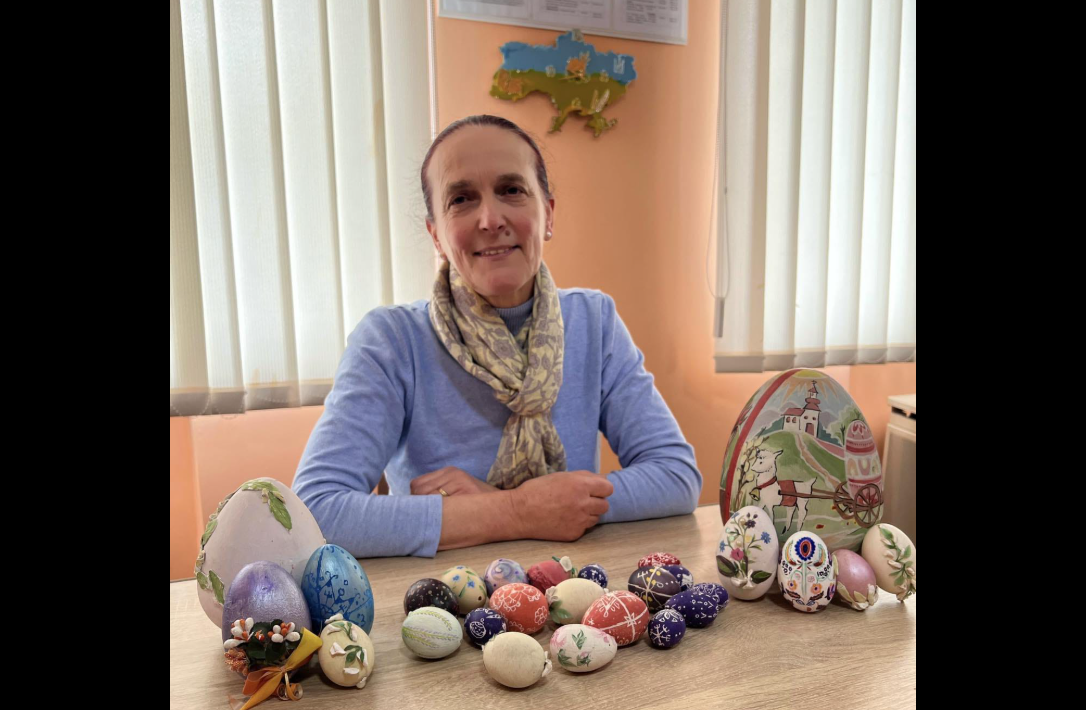 жінка, кімната, стіл, писанки