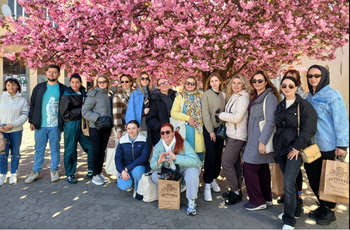 люди, дерева, квіти, вулиця