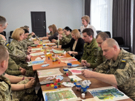 військові, стіл, кімната, дія