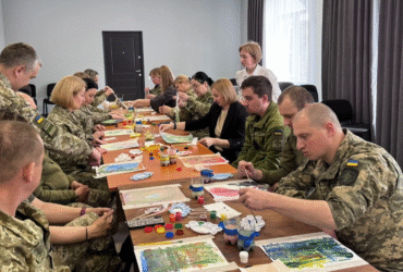 військові, стіл, кімната, дія