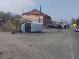 дорога, автывка, будинок, люди