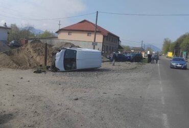 дорога, автывка, будинок, люди