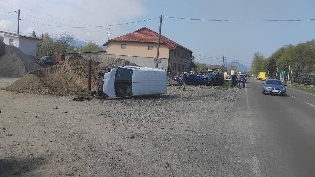 дорога, автывка, будинок, люди