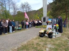 люди, меморіал, квіти, прапор, дерева