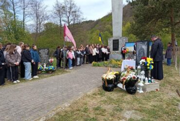 люди, меморіал, квіти, прапор, дерева