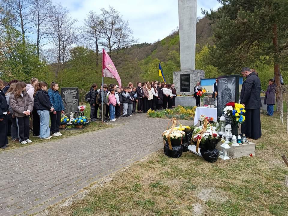 люди, меморіал, квіти, прапор, дерева