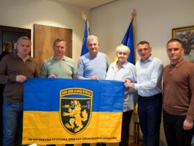 чоловіки, кабінет, прапор