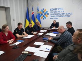 кабінет, люди, стіл, прапори