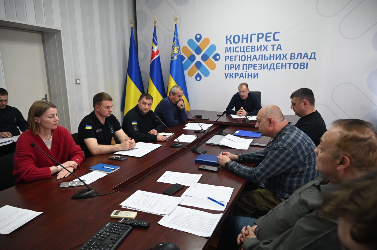 кабінет, люди, стіл, прапори