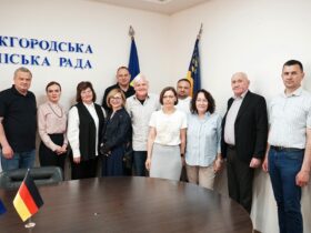 люди, приміщення, прапори