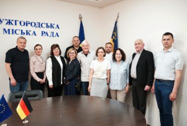 люди, приміщення, прапори