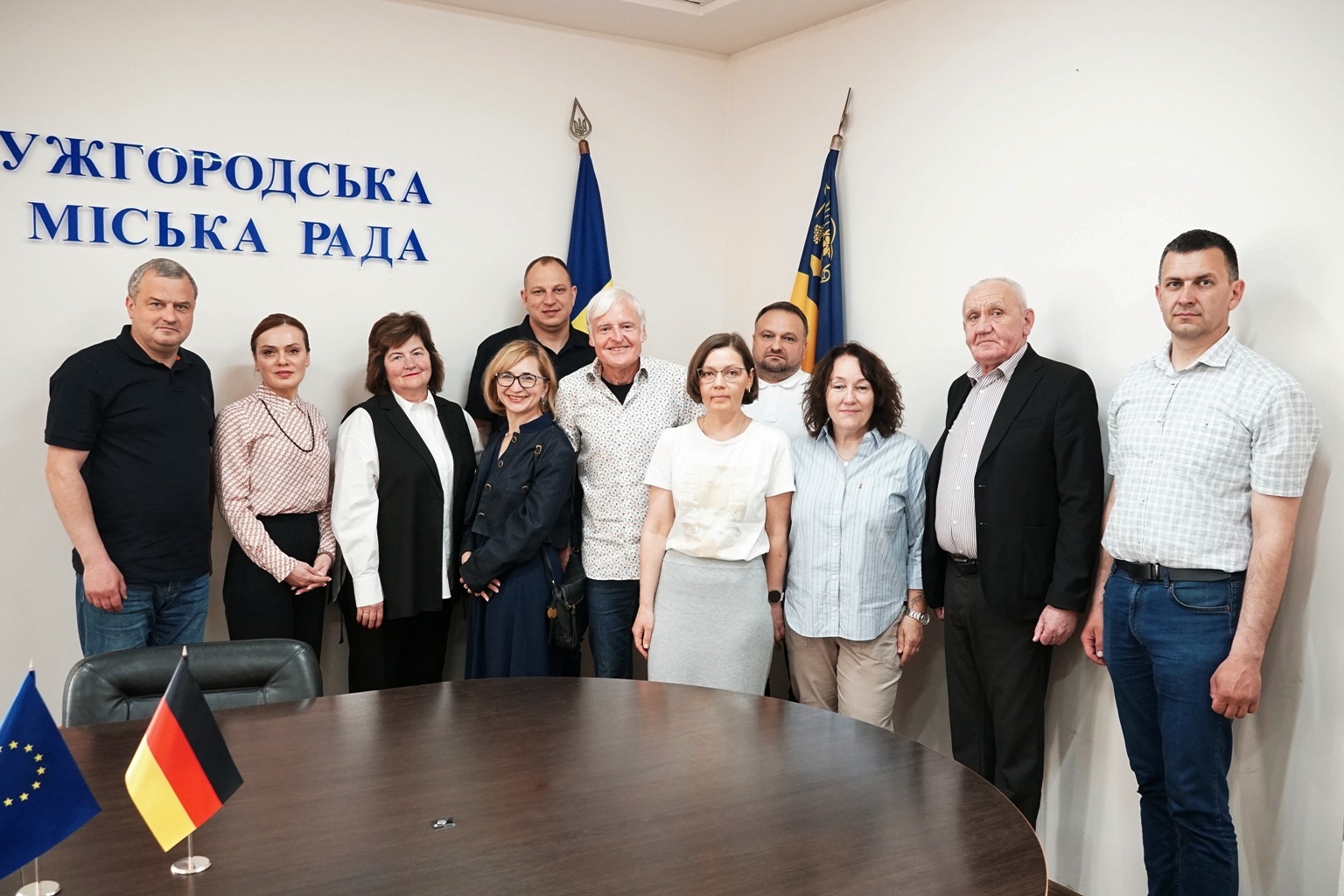люди, приміщення, прапори