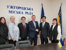 люди, прапор, приміщення, стіл