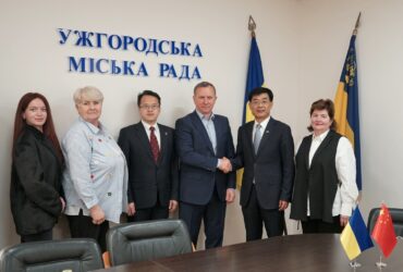 люди, прапор, приміщення, стіл