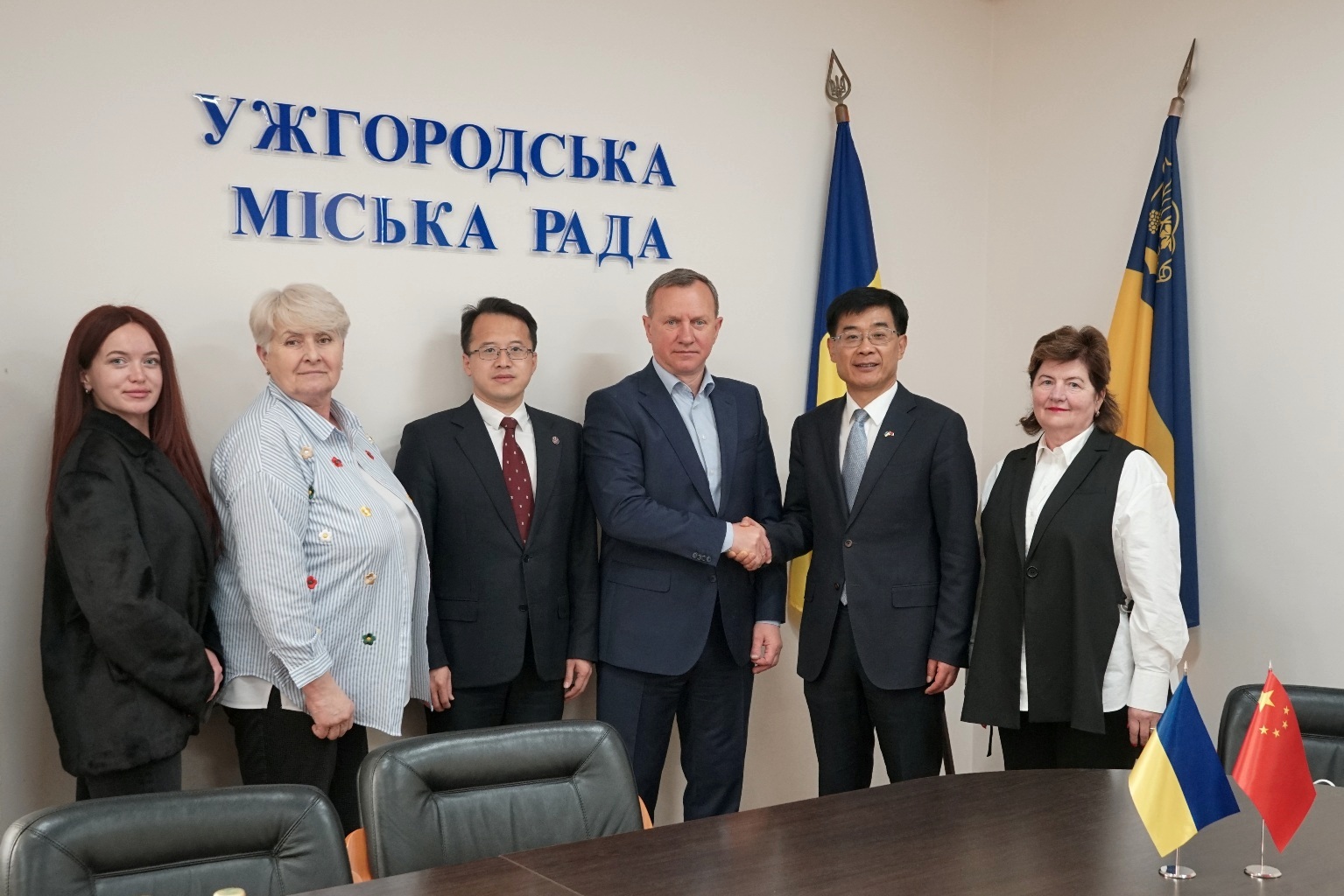 люди, прапор, приміщення, стіл