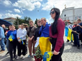 люди, площа, прапори, квіти