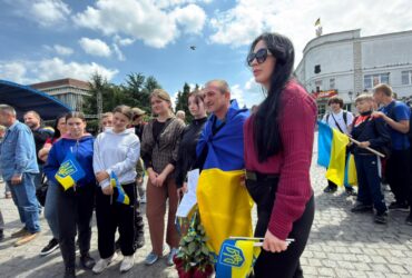 люди, площа, прапори, квіти