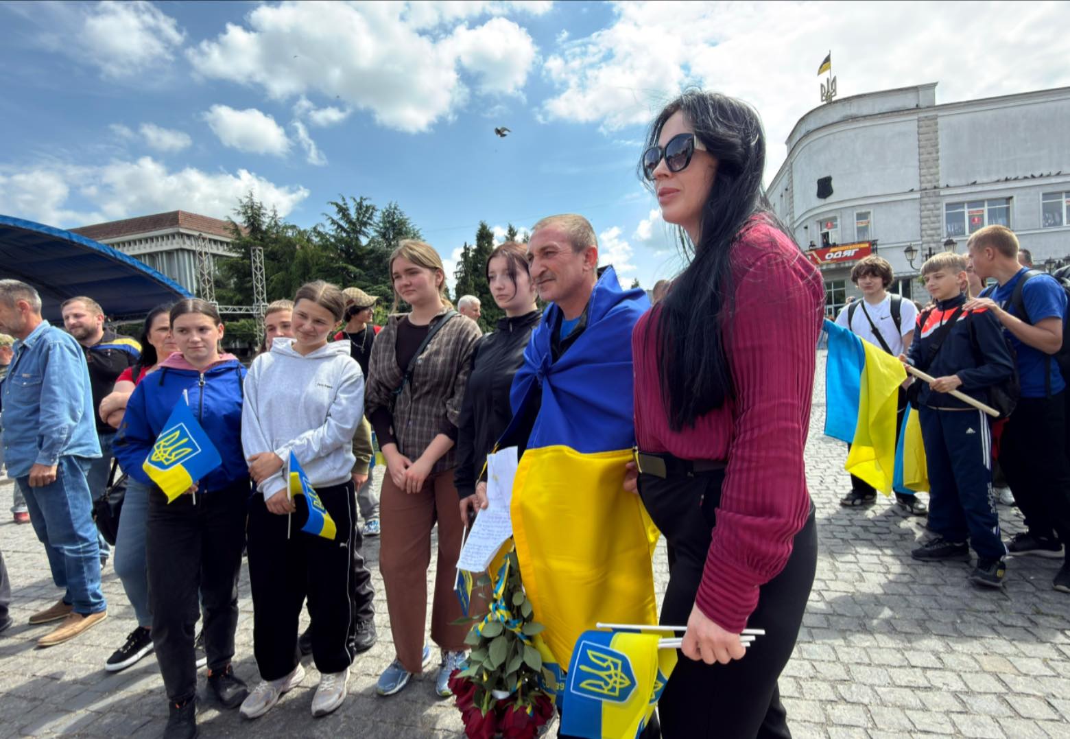 люди, площа, прапори, квіти