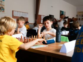 діти, столи, приміщення, шахи
